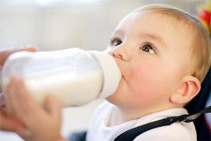Trẻ 1 tuổi nên uống sữa tươi gì?