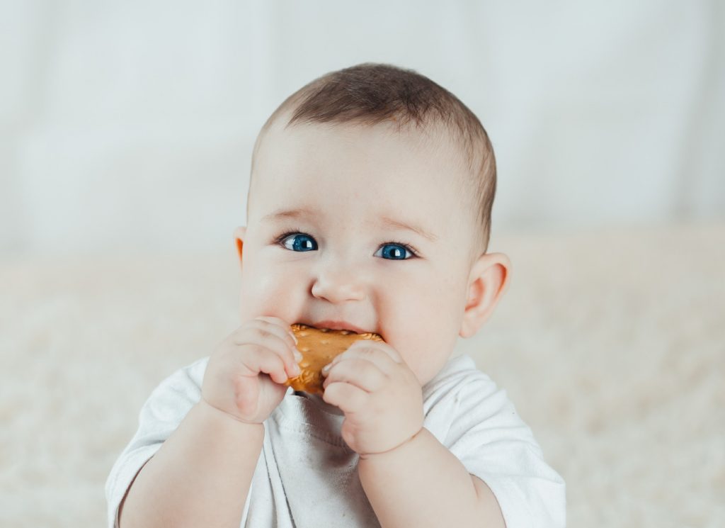 Trẻ 8 tháng chưa mọc răng có sao không? Mẹo kích thích trẻ mọc răng nhanh