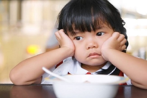 Dấu hiệu nhận biết trẻ ăn không tiêu như thế nào? Có cách nào để khắc phục?